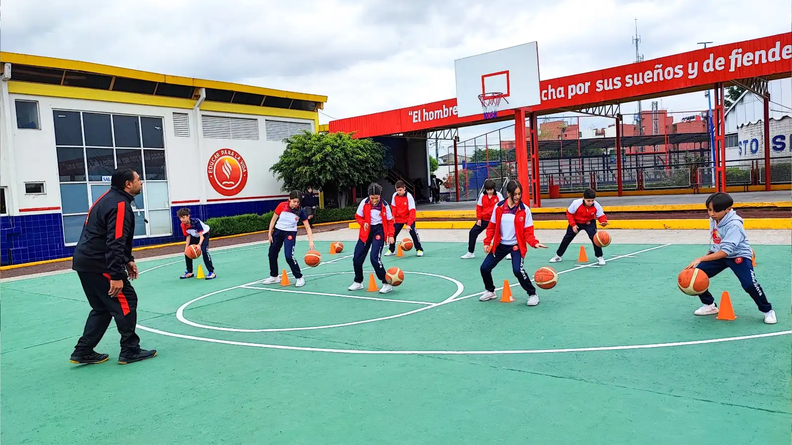 alumnos de justo sierra en cancha de basquetbol