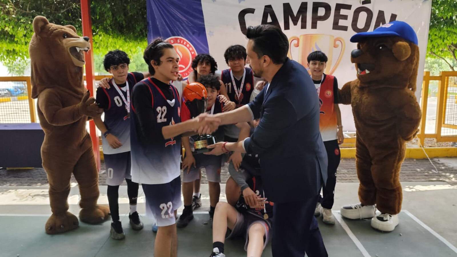 alumno deportista de justo sierra recibiendo un premio