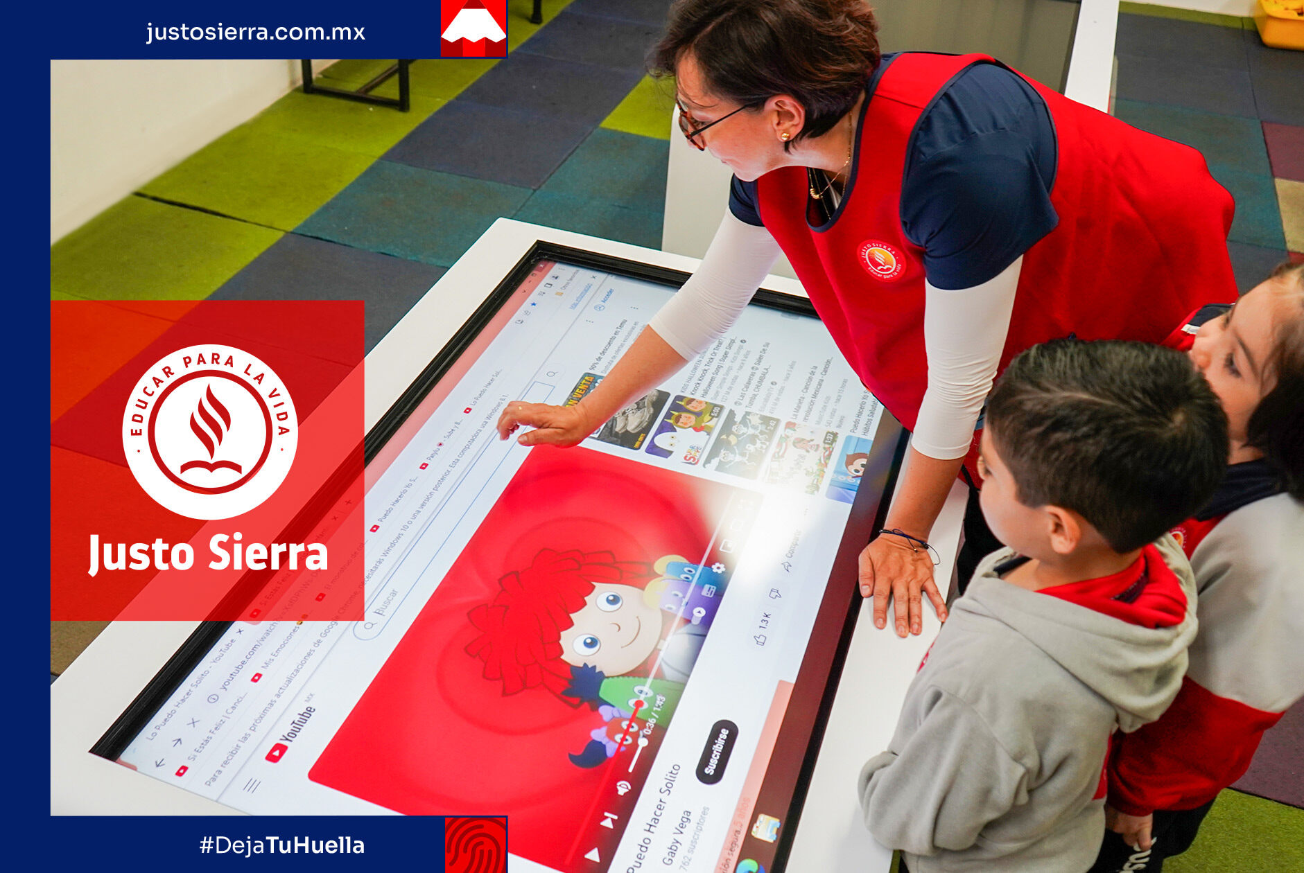 Maestra con alumnos aplicando el metodo de gamificación